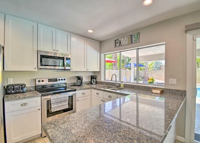 Pool & Putting Green: Scottsdale Family Escape Holiday home *