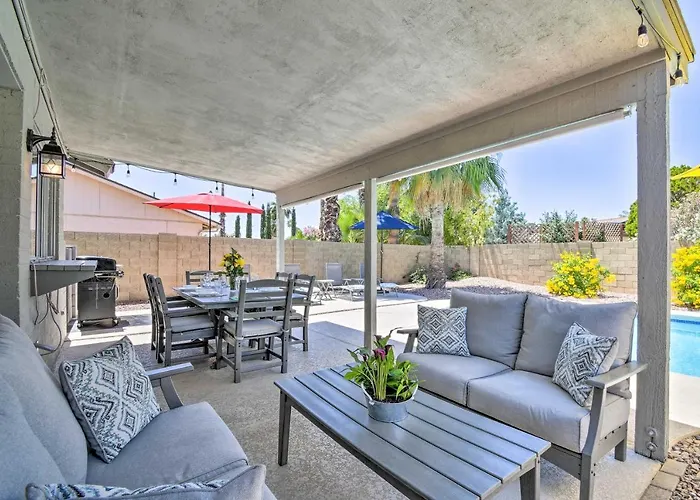 Pool & Putting Green: Scottsdale Family Escape Phoenix