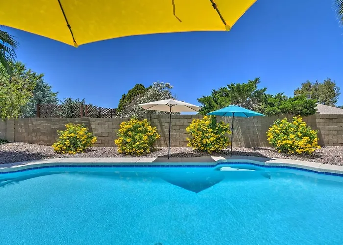 Pool & Putting Green: Scottsdale Family Escape Phoenix