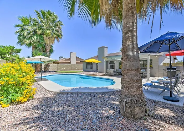 Pool & Putting Green: Scottsdale Family Escape Phoenix
