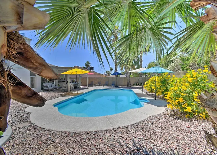 Pool & Putting Green: Scottsdale Family Escape *