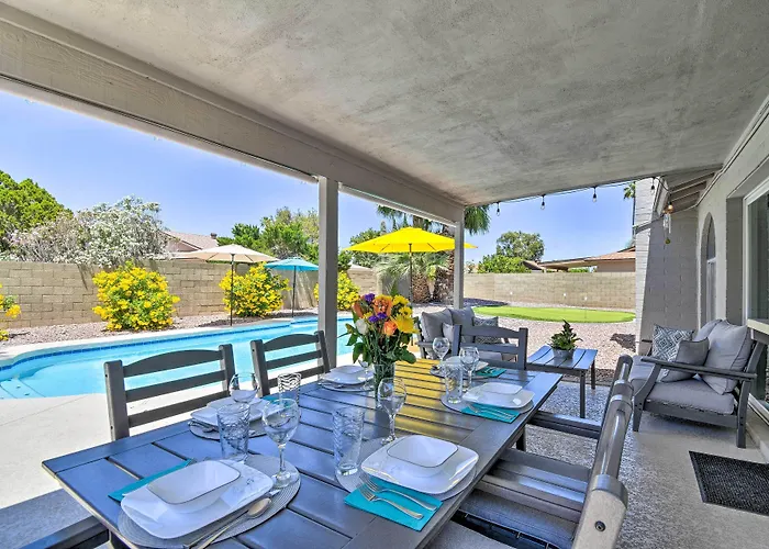 Pool & Putting Green: Scottsdale Family Escape *