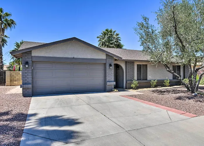Pool & Putting Green: Scottsdale Family Escape