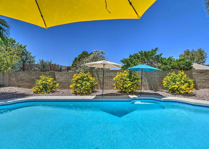 Pool & Putting Green: Scottsdale Family Escape