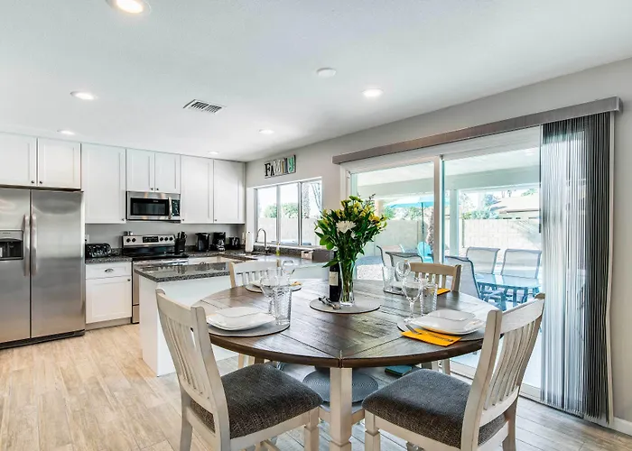Pool & Putting Green: Scottsdale Family Escape *