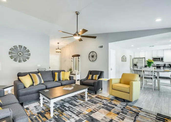 Pool & Putting Green: Scottsdale Family Escape *