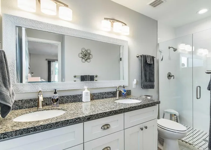 Pool & Putting Green: Scottsdale Family Escape *